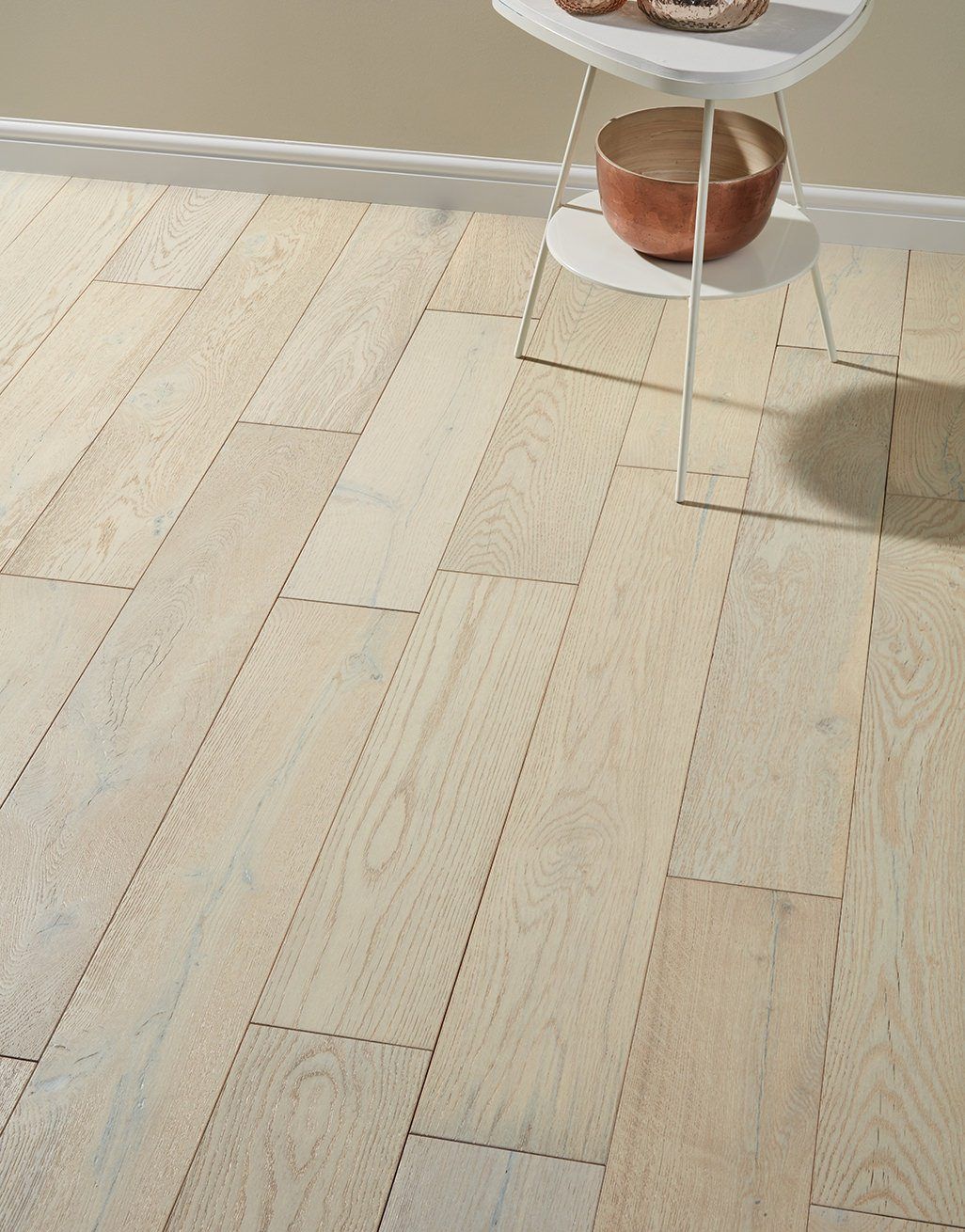 Manhattan Frozen Oak Brushed & Lacquered Engineered Wood Flooring 1