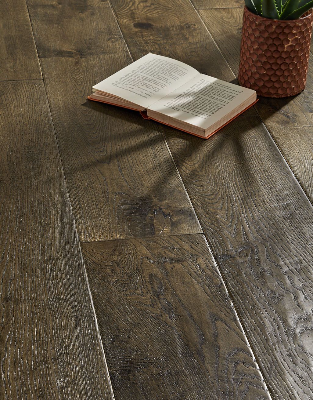 Grand Vintage Oak Distressed Brushed & Lacquered Engineered Wood Flooring 2